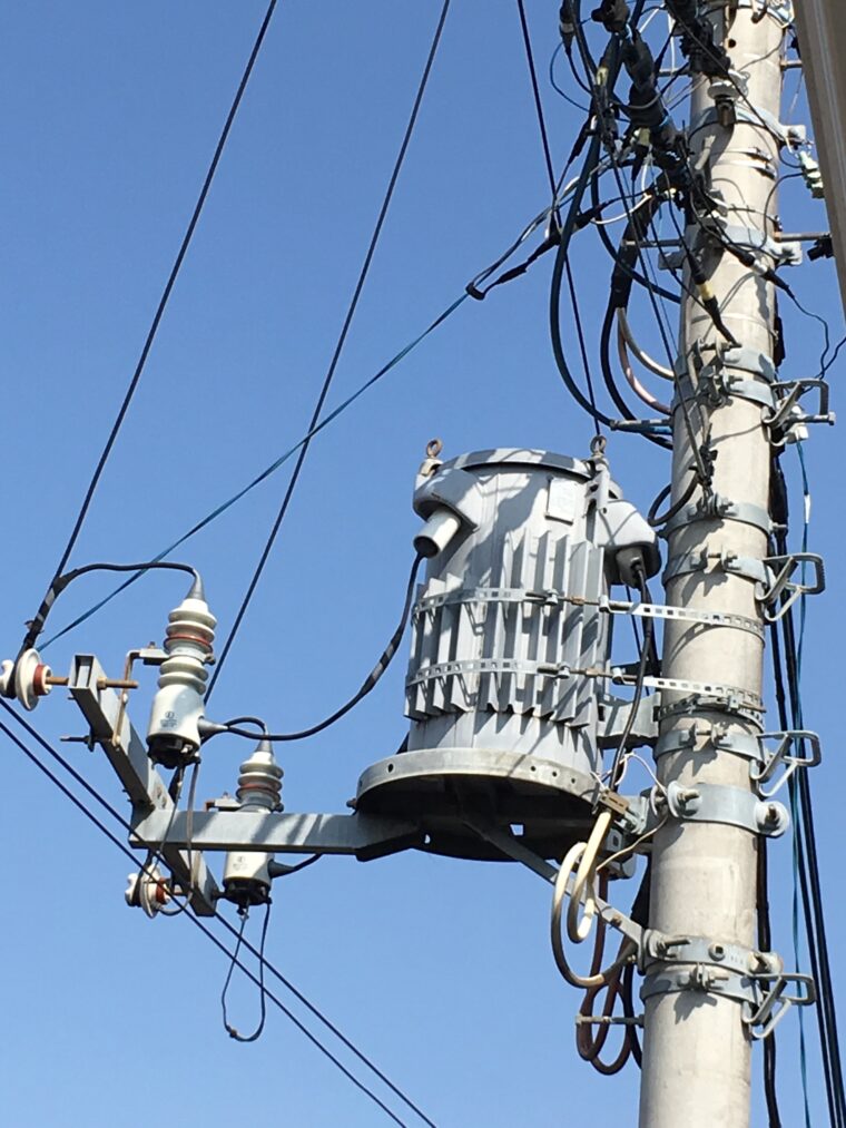 建売住宅の玄関周り 鳥のフン被害 電力会社に鳥よけを設置してもらった さくさくっくの盛らない日常 建売住宅の玄関周り 鳥のフン被害 電力会社に鳥よけを設置してもらった さくさくっくの盛らない日常